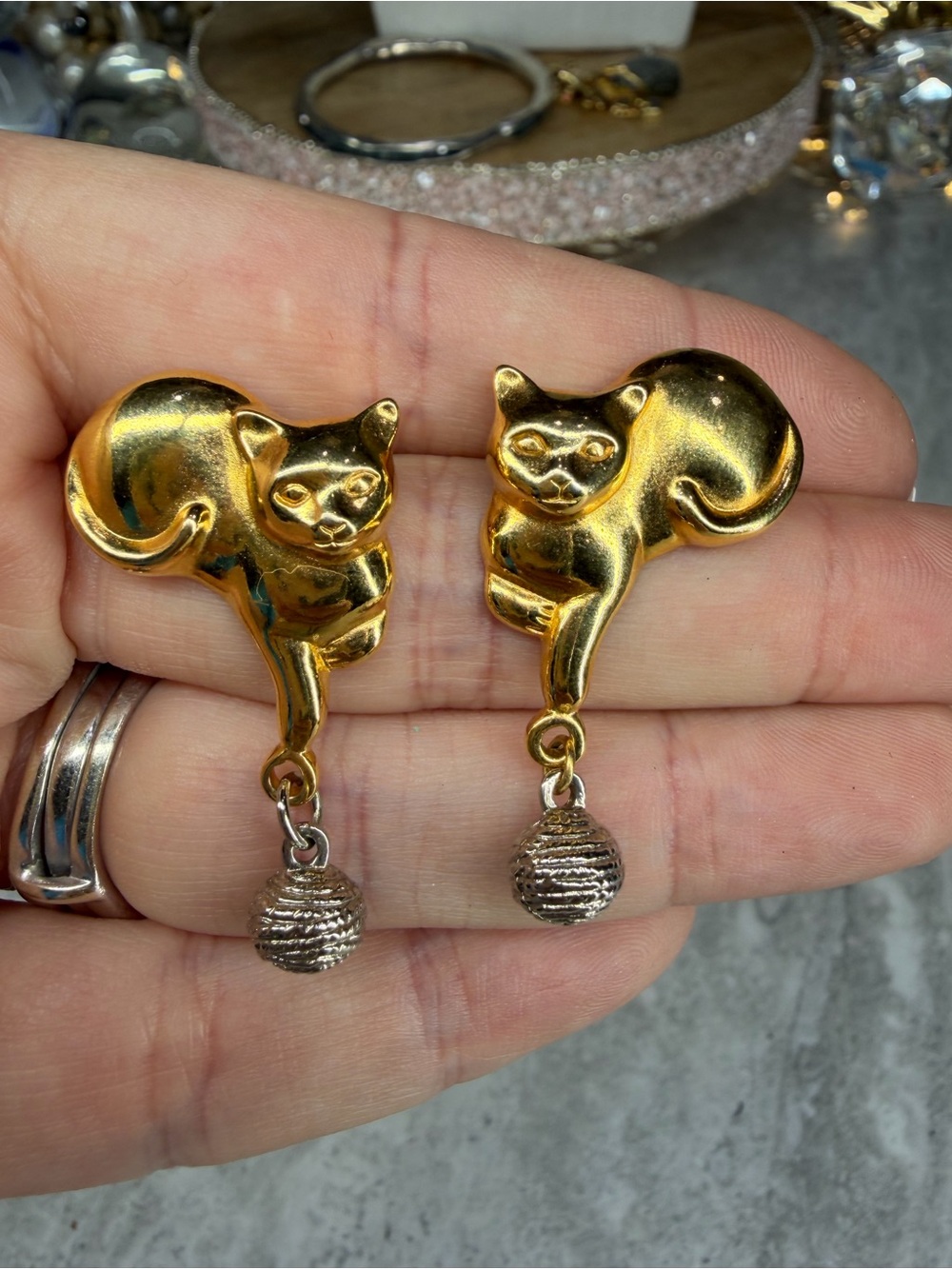 Vintage Avon Cat Yarn Earrings Gold Tone Jewelry Kitty Figural - Picture 3 of 3